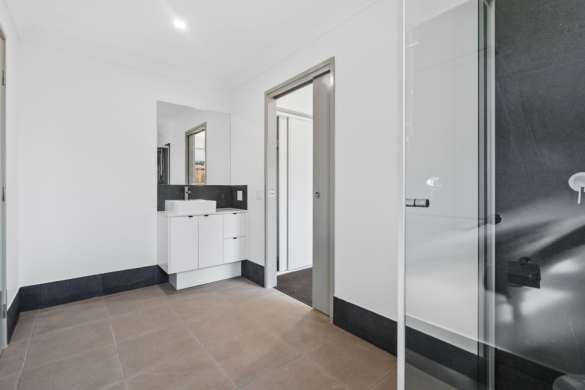 PROFESSIONAL PHOTO   LOW RES 11