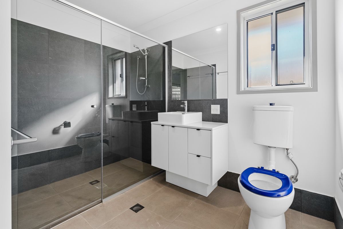 PROFESSIONAL PHOTO   LOW RES 9