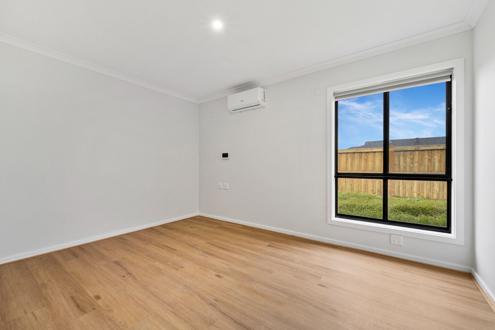 003 Open2view_ID835241-40_Whiteside_Street