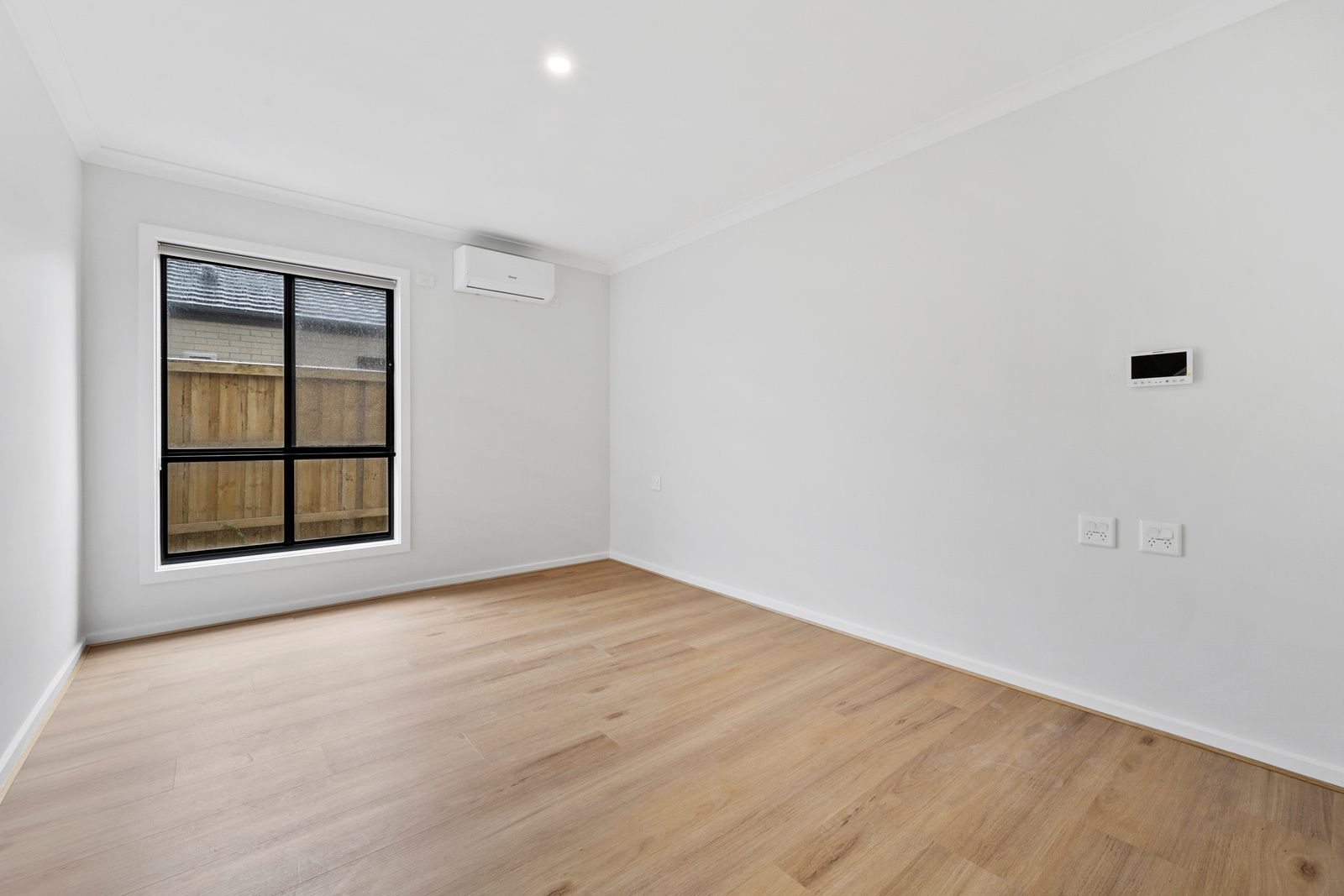 005 Open2view_ID835241-40_Whiteside_Street