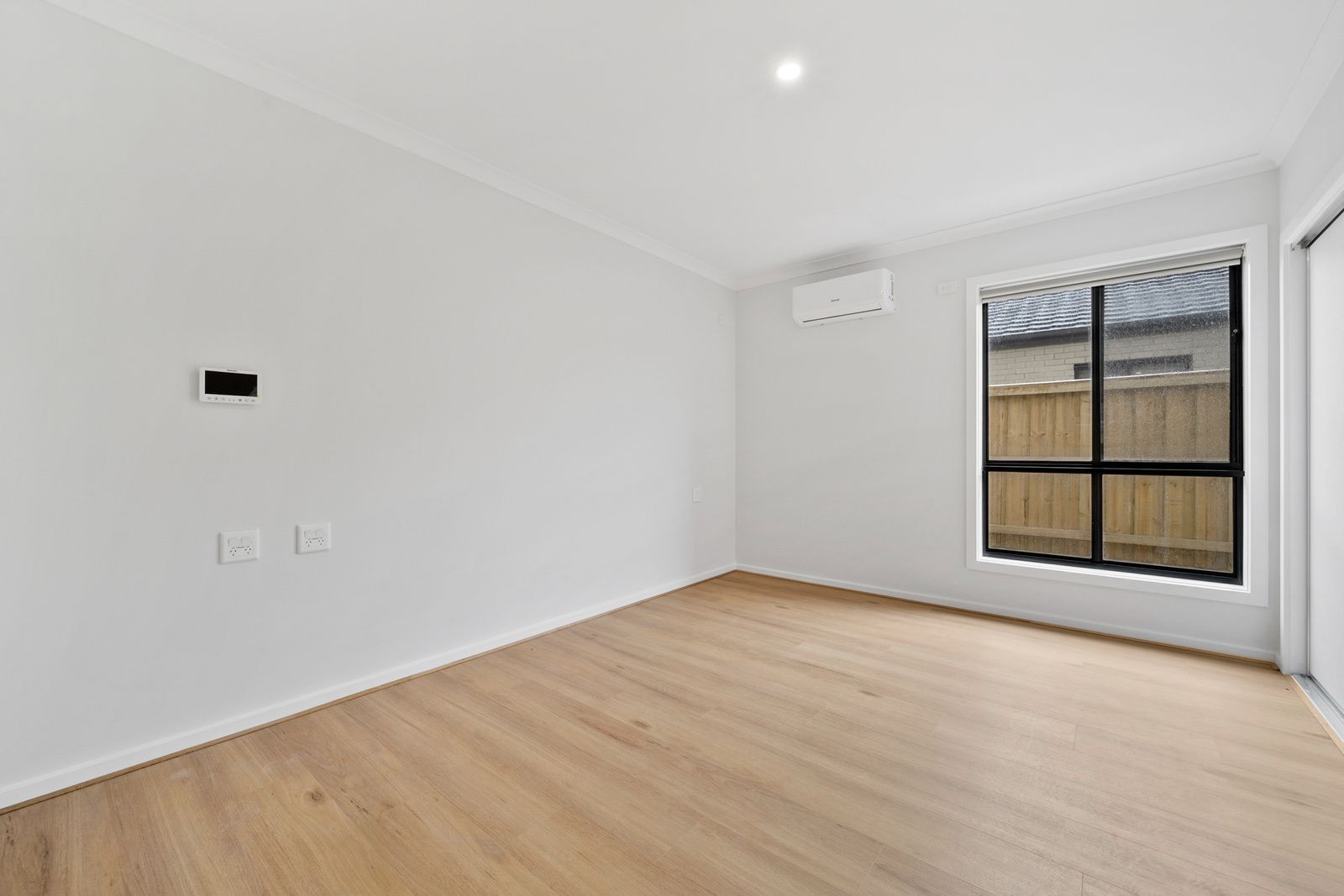 007 Open2view_ID835241-40_Whiteside_Street