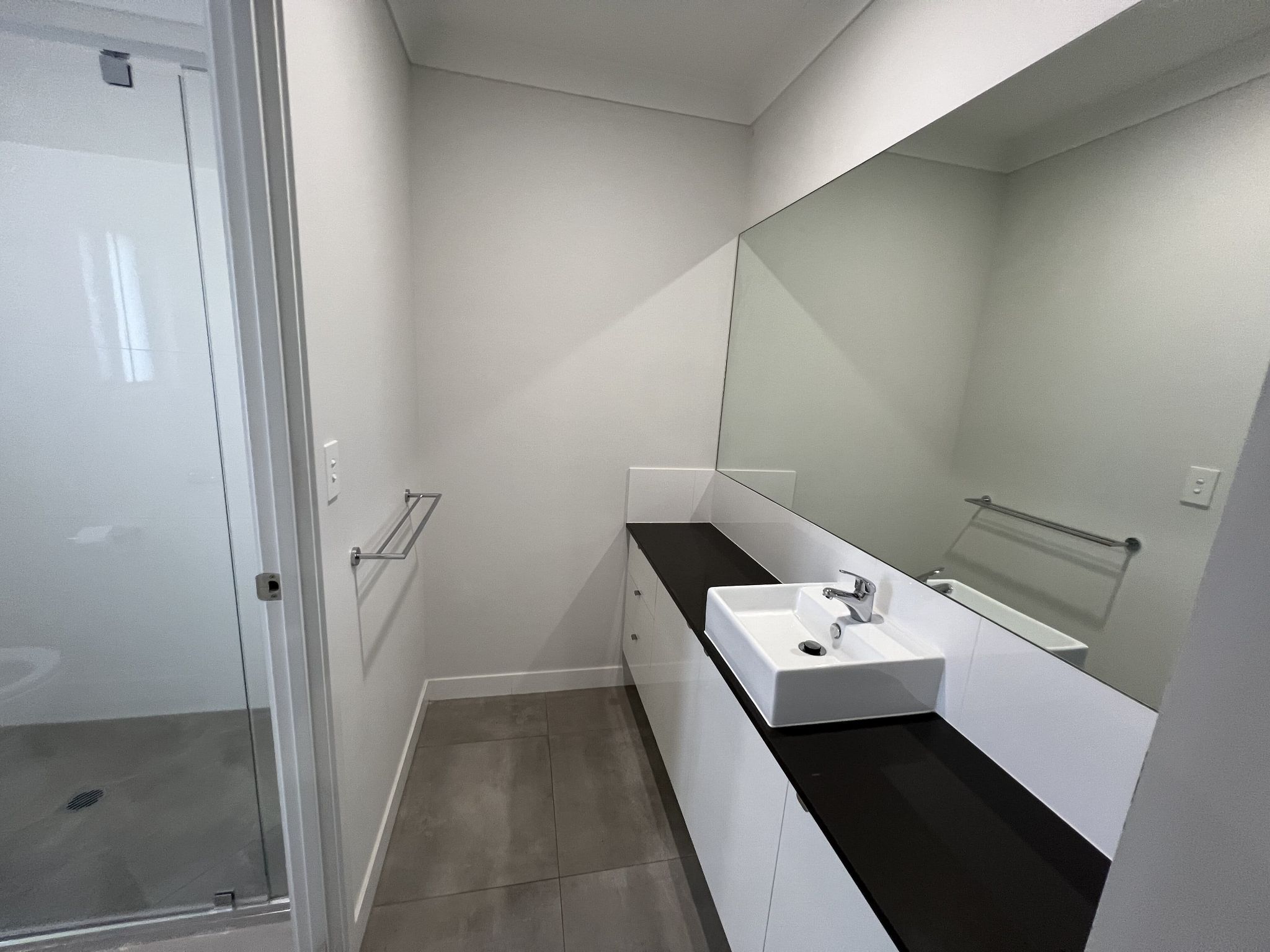 Mainbed bathroom_shot