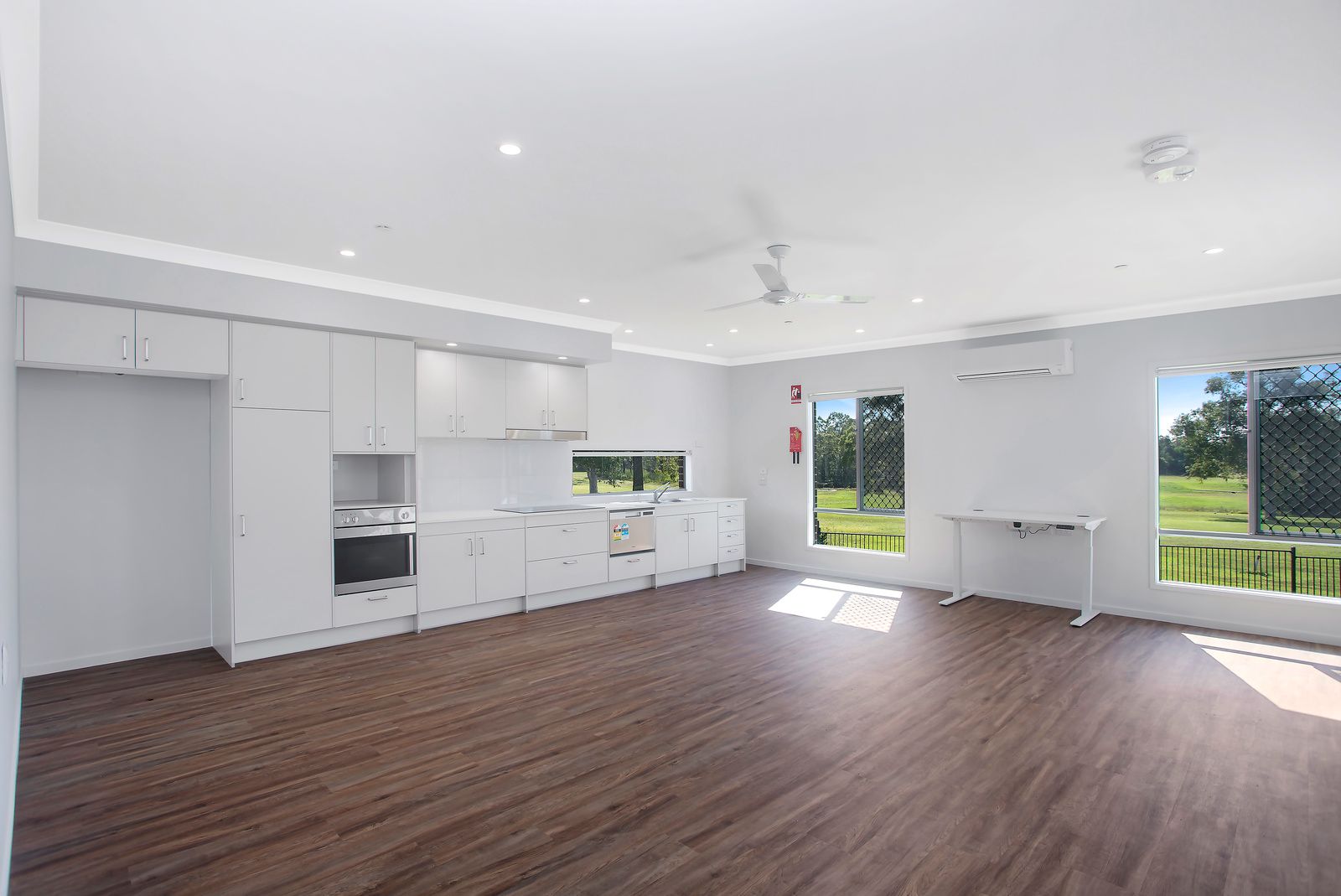 002 Open2view_ID815869-19_Portrush_Avenue