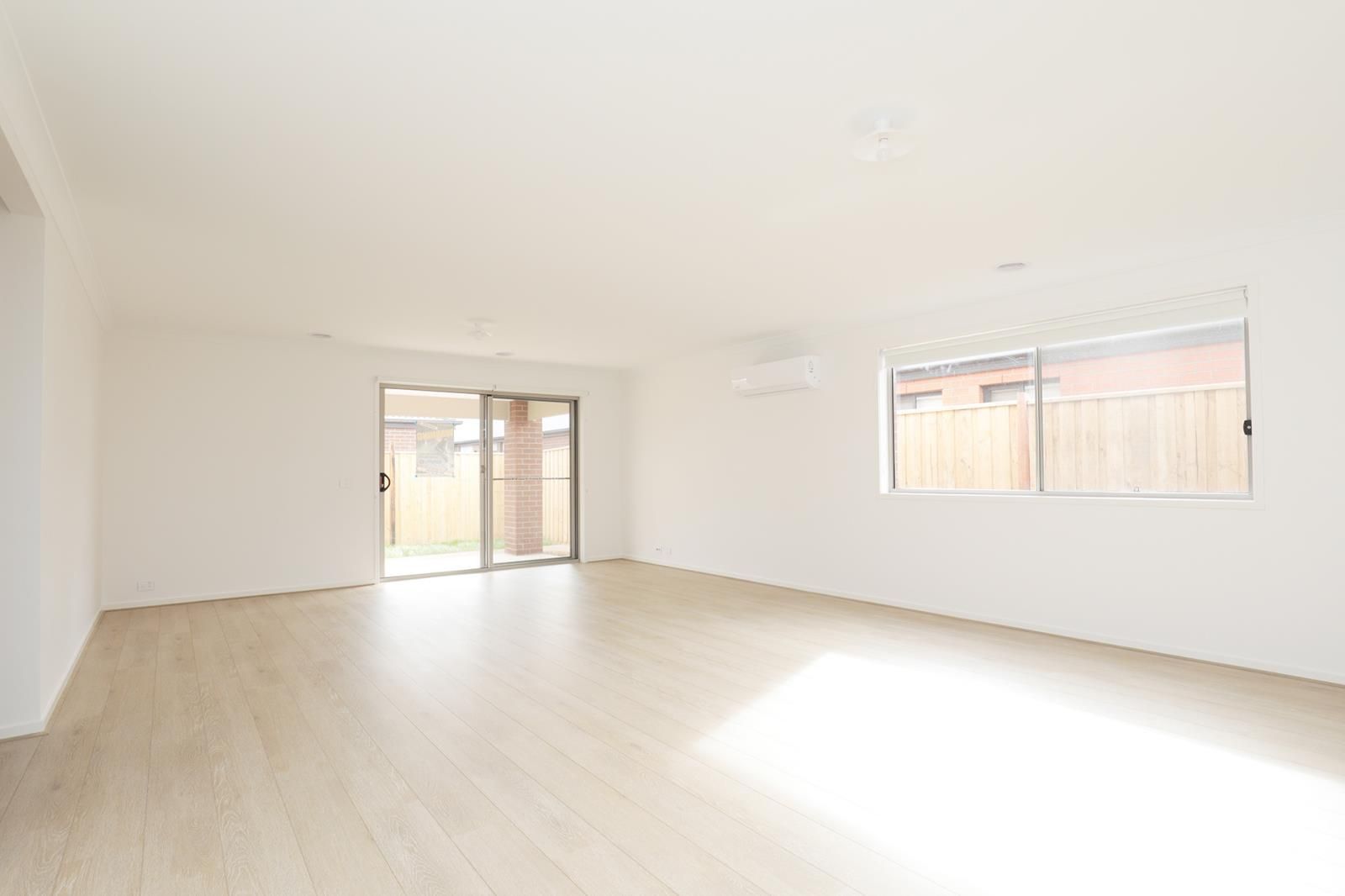 8 Baron Road  Thornhill Park VIC 3335 -2