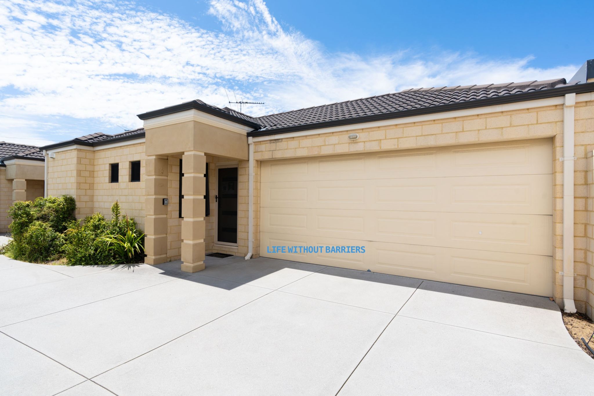 web 5bmultarra-DSC08894 - House Front 1 - Logo