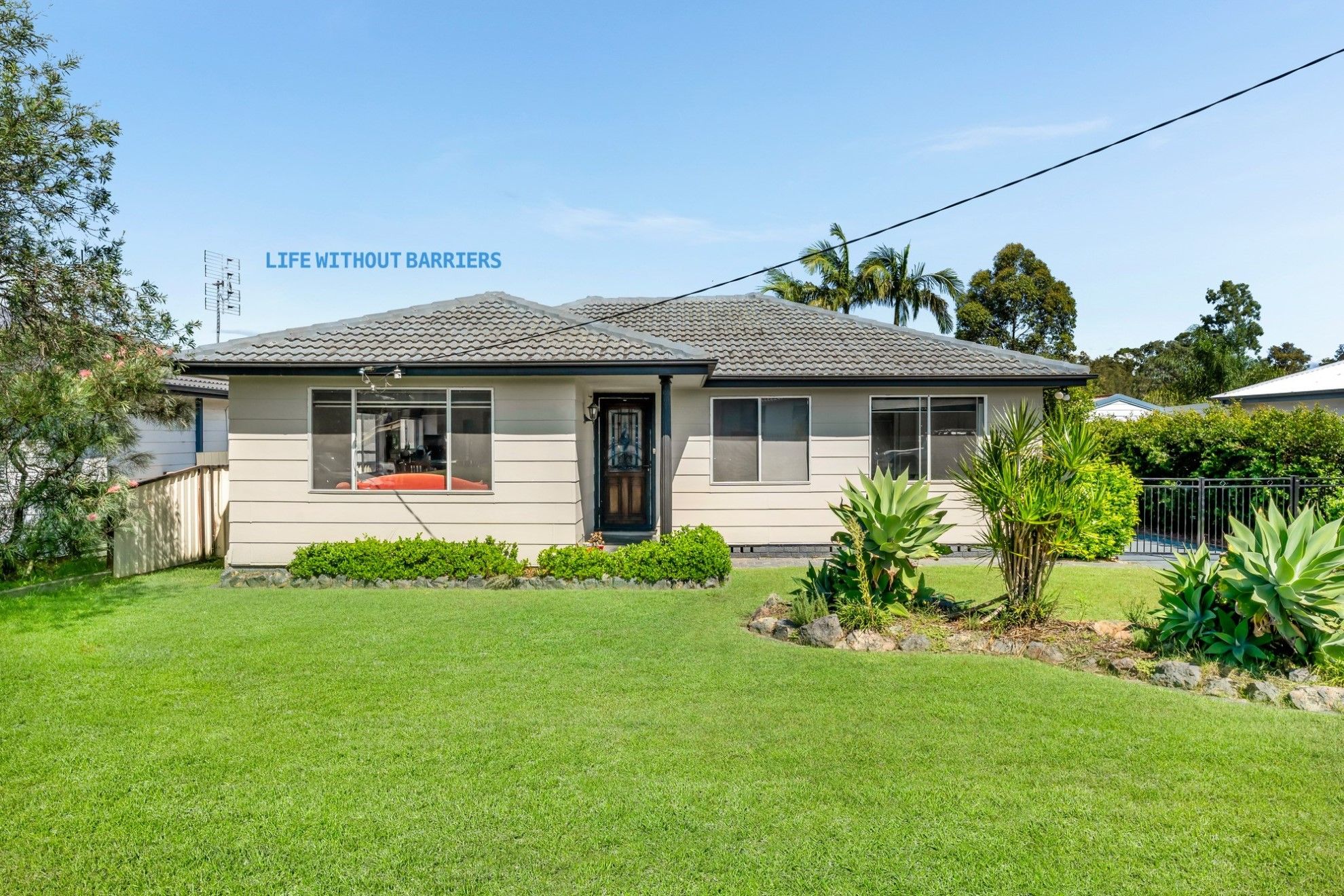 LWBN 483234_House Front 1 - Logo