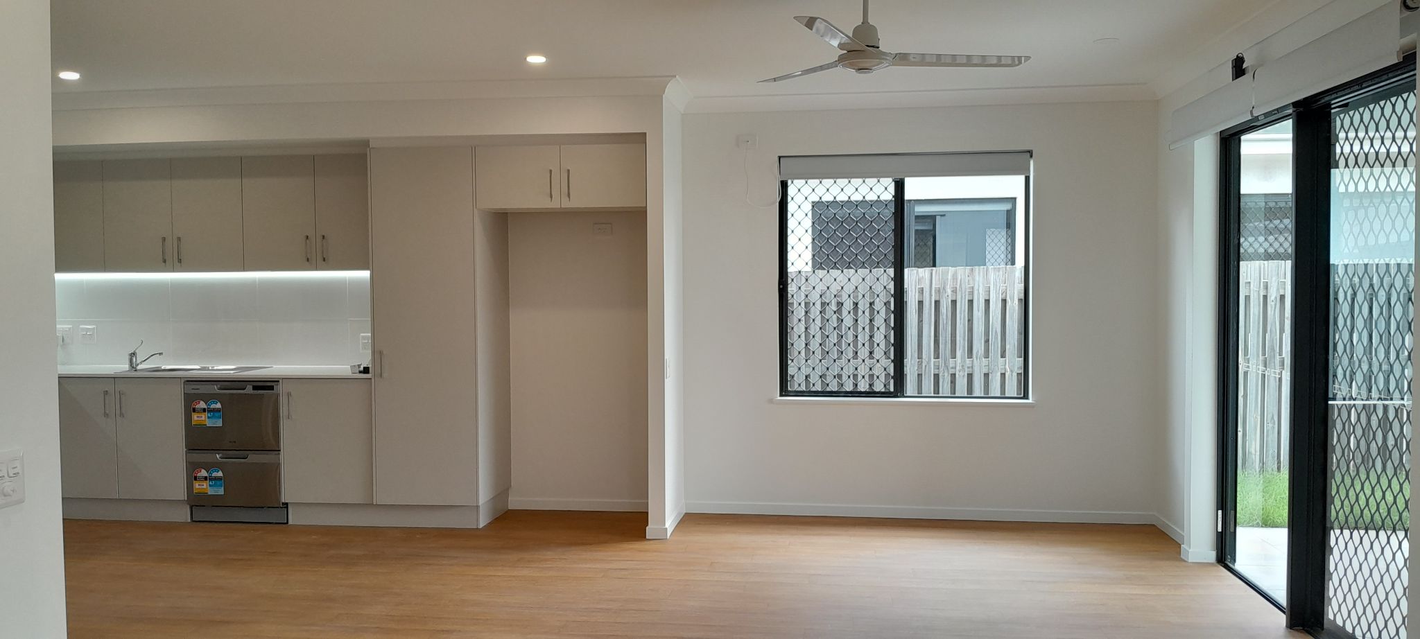 7 Gambia   Kitchen & Dining