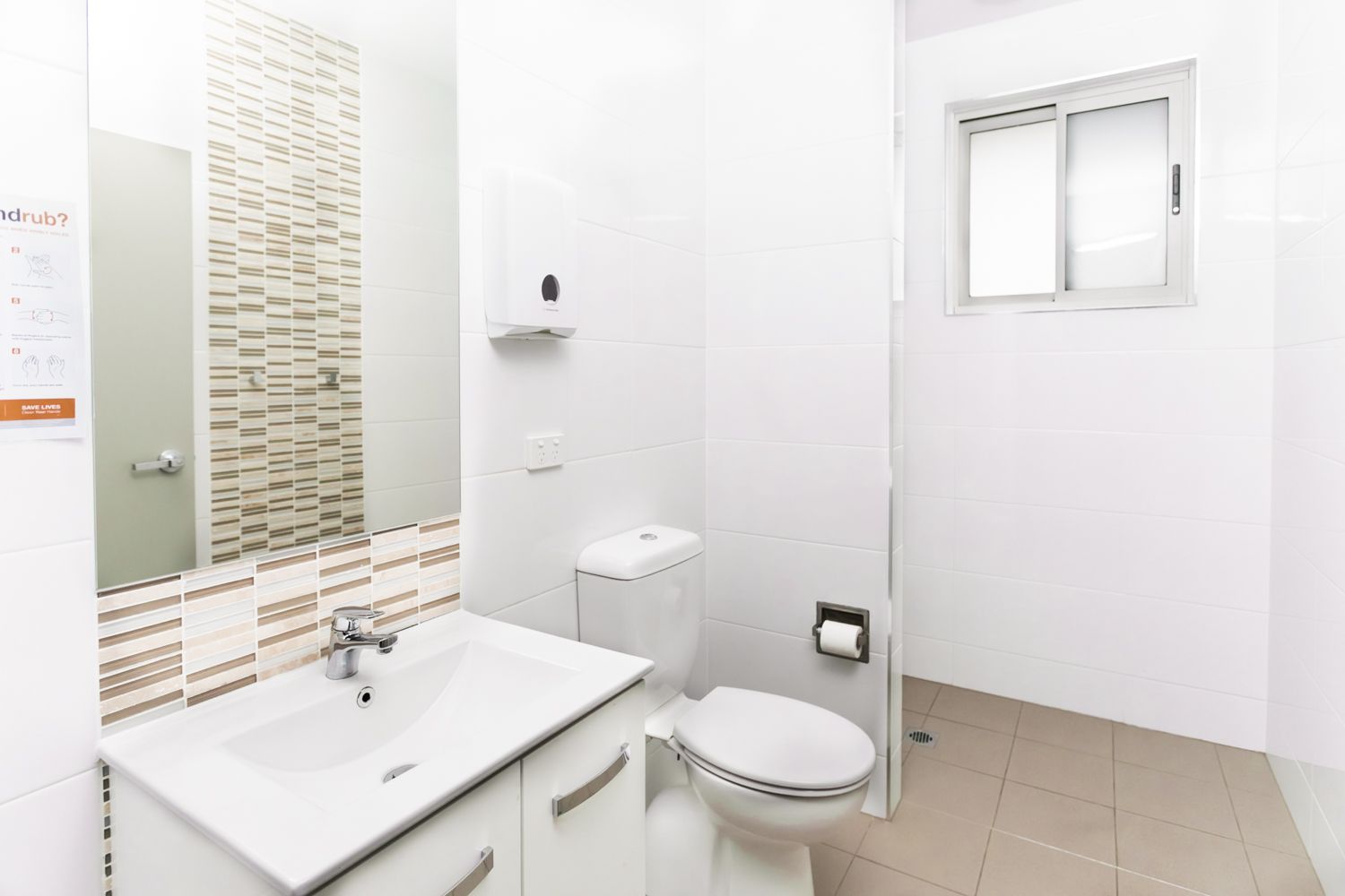 SIL031 LR_Maitland_shared bathroom 4