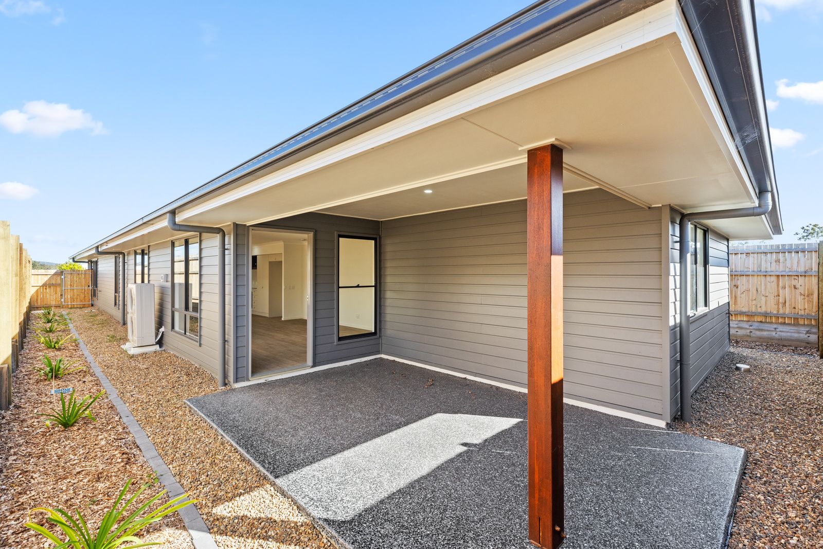 012 Open2view_ID822891-3_Olivia_Street