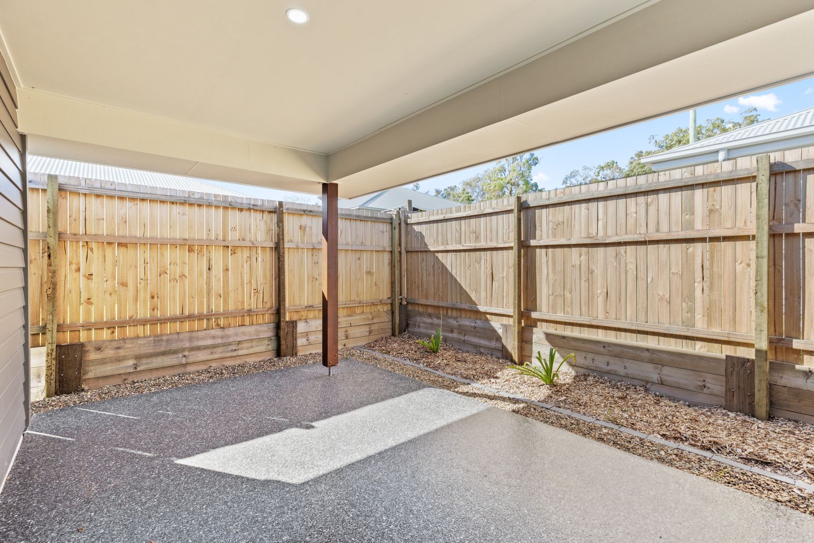 011 Open2view_ID822891-3_Olivia_Street