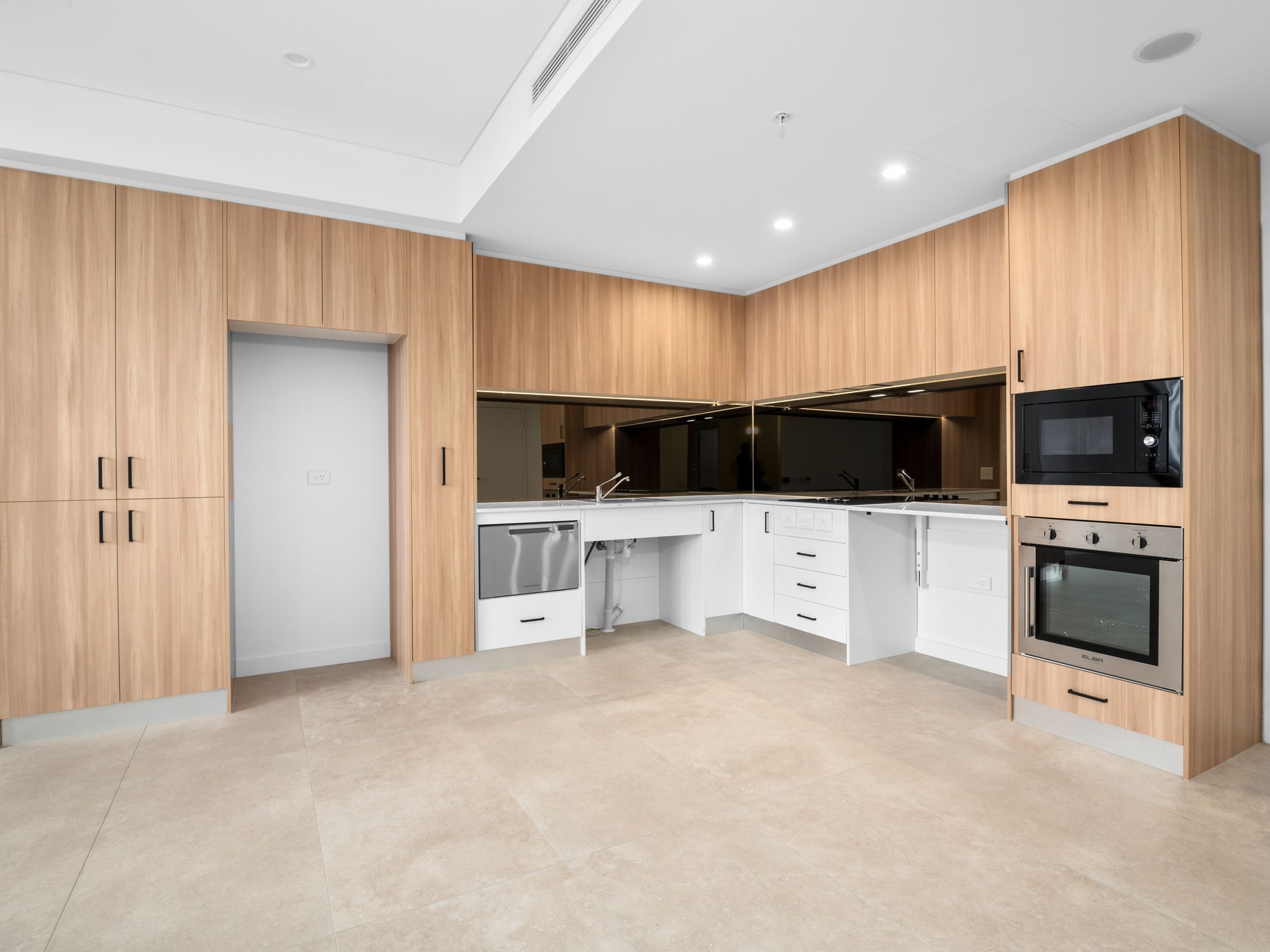 002 Open2view_ID877227-224_-_240_Pitt_Street