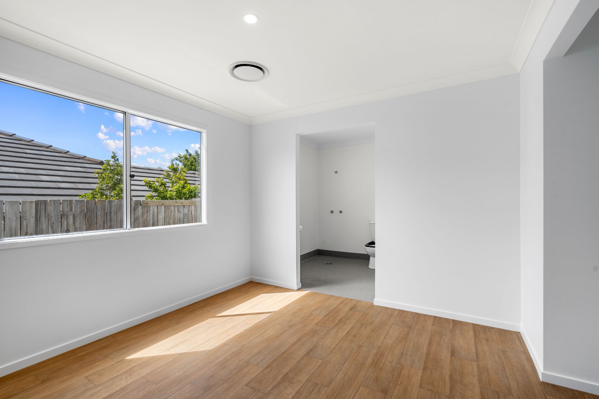 008 Open2view_ID905889-7_Miami_St_Springfield_Lakes (1)