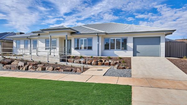 Website exterior image 1920x1080px Deakin_Ave_1_Lloyd - Copy