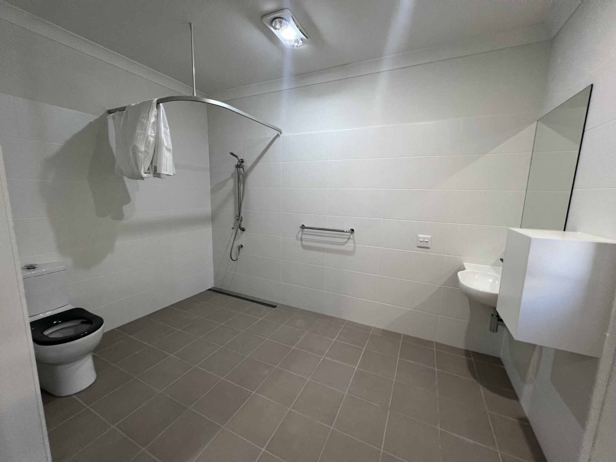 HPS Bathroom 1  2032x1524) - 2A Brisbane St
