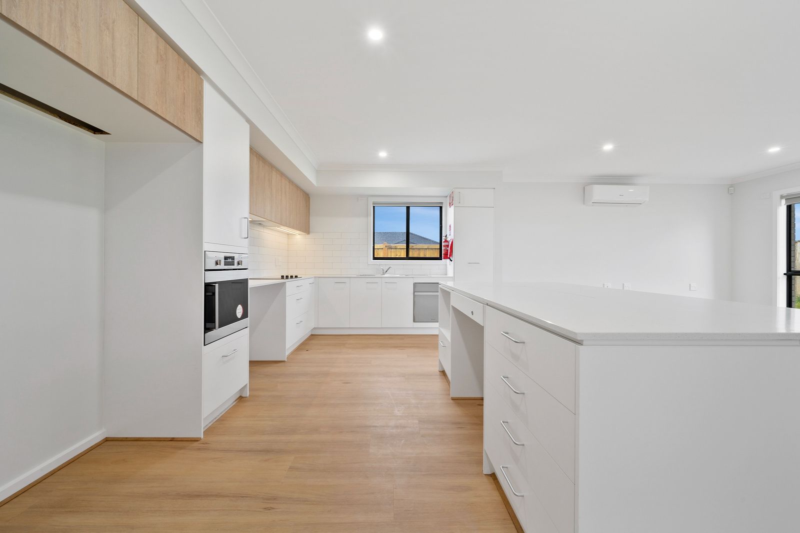 006 Open2view_ID835241-40_Whiteside_Street