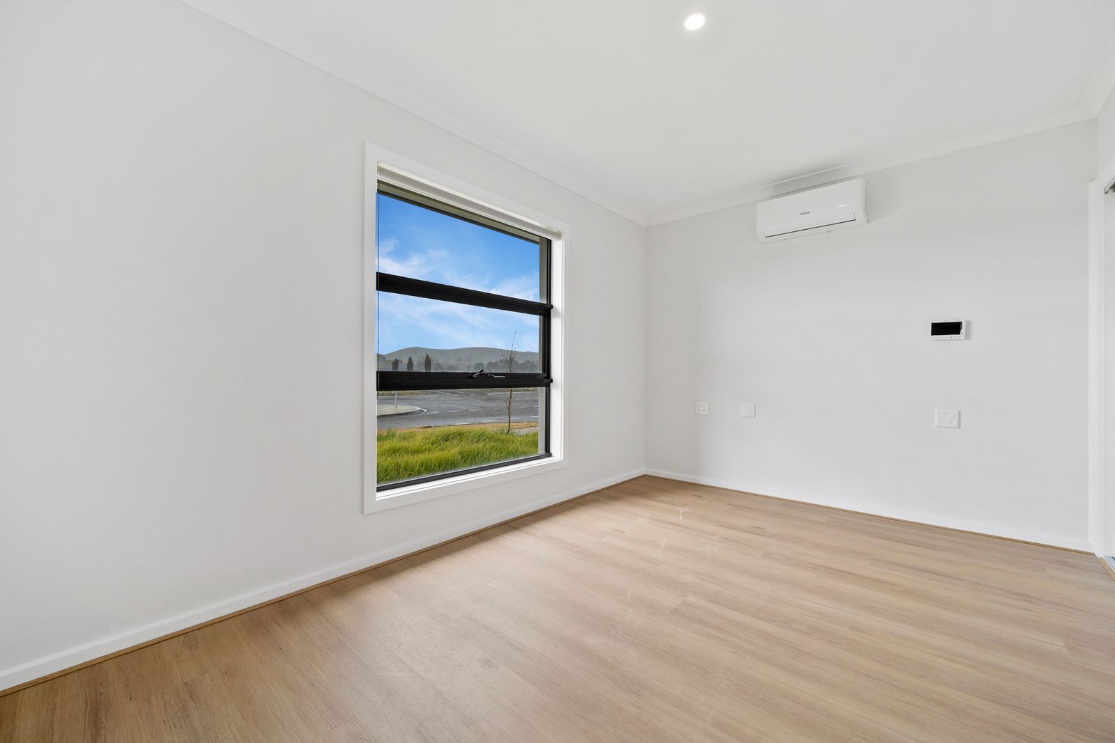 001 Open2view_ID835241-40_Whiteside_Street