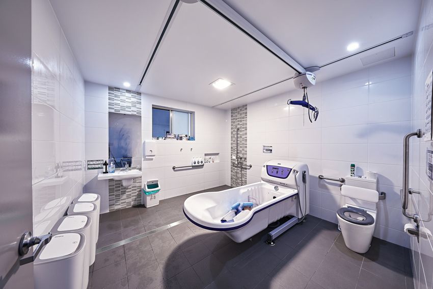 SIL045 LR-BilambilHts-communal-bath1