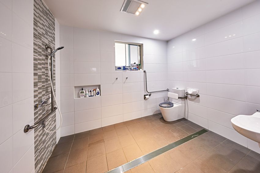 SIL045 LR-BilambilHts-bath1