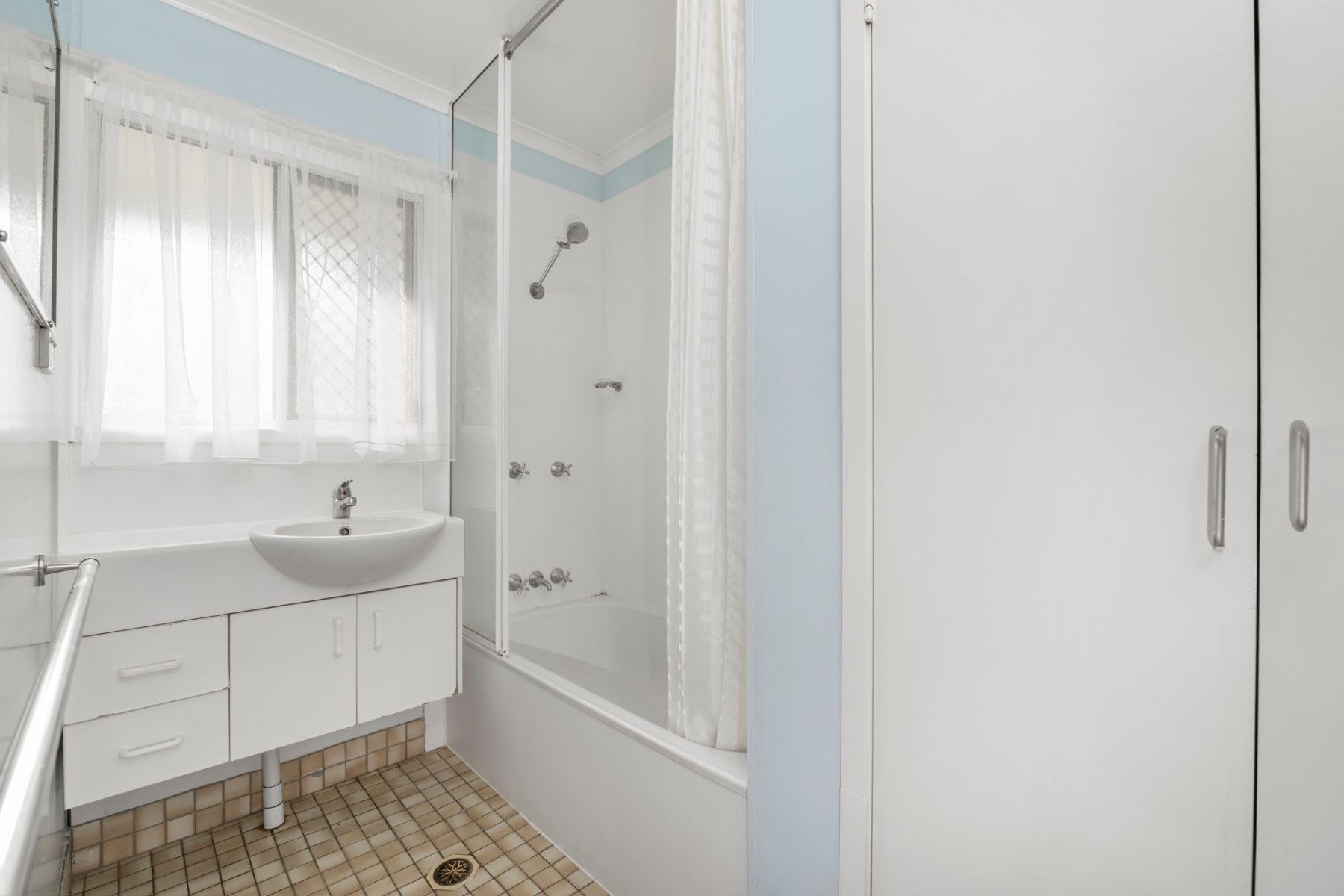 13 Ari St   Bathroom