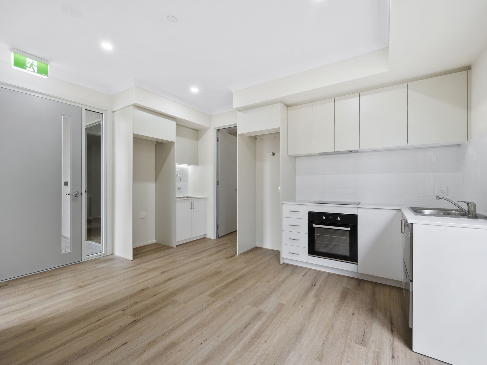 002 Open2view_ID884255-17_Nightmarch_Street