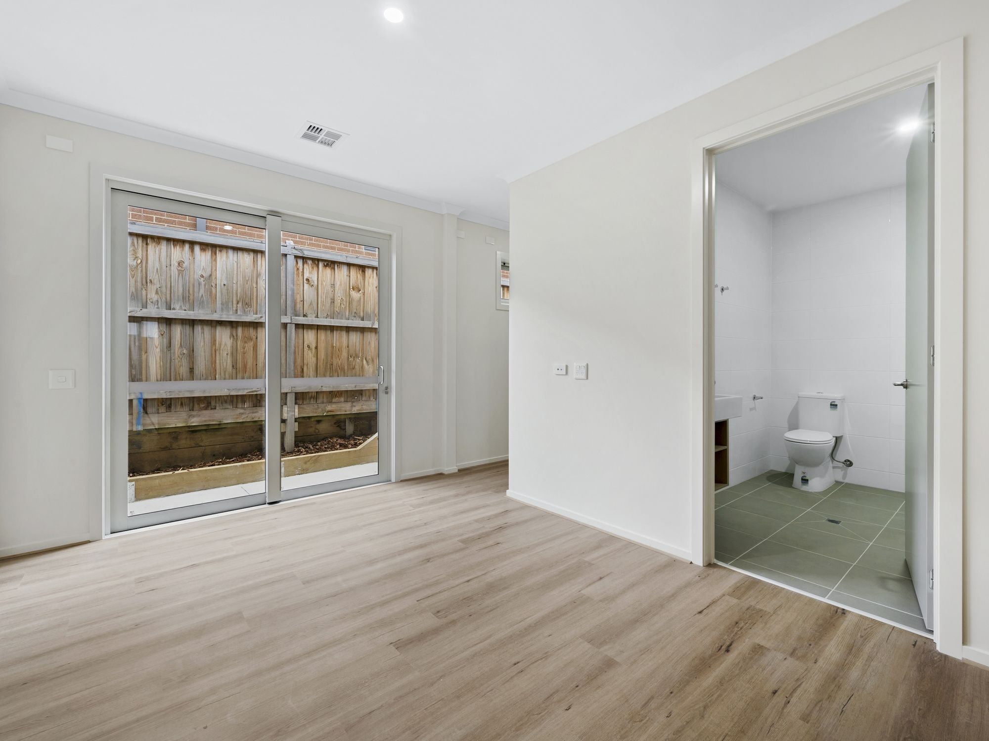 009 Open2view_ID884255-17_Nightmarch_Street