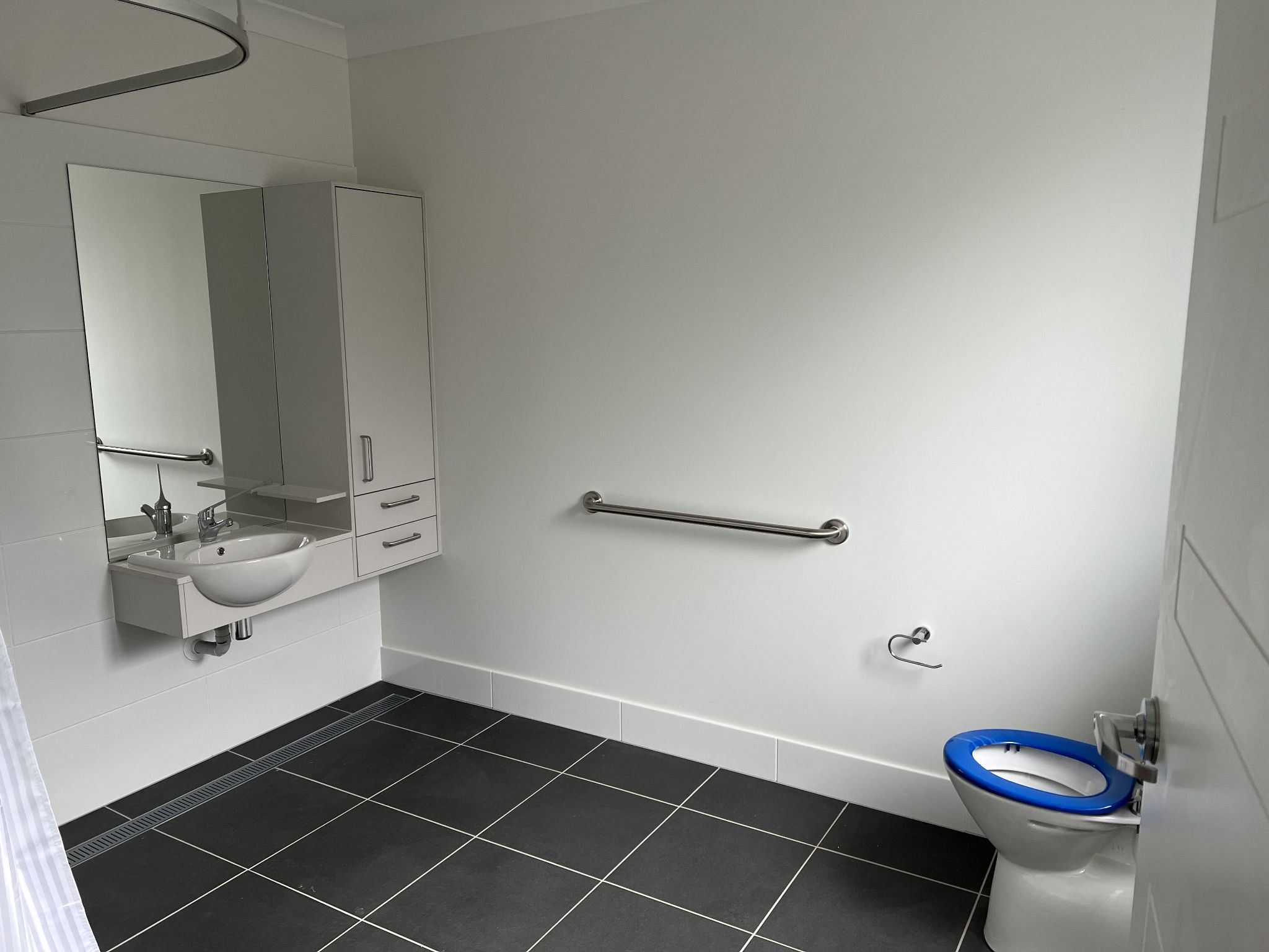 HPS Bathroom  4032x3032) - 7 Finch Crt