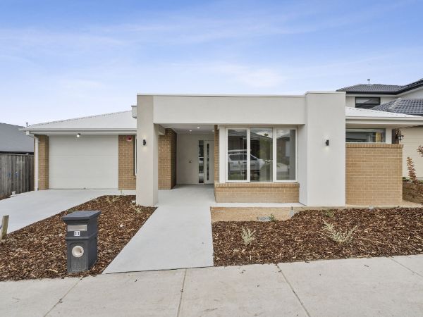 010 Open2view_ID884255-17_Nightmarch_Street