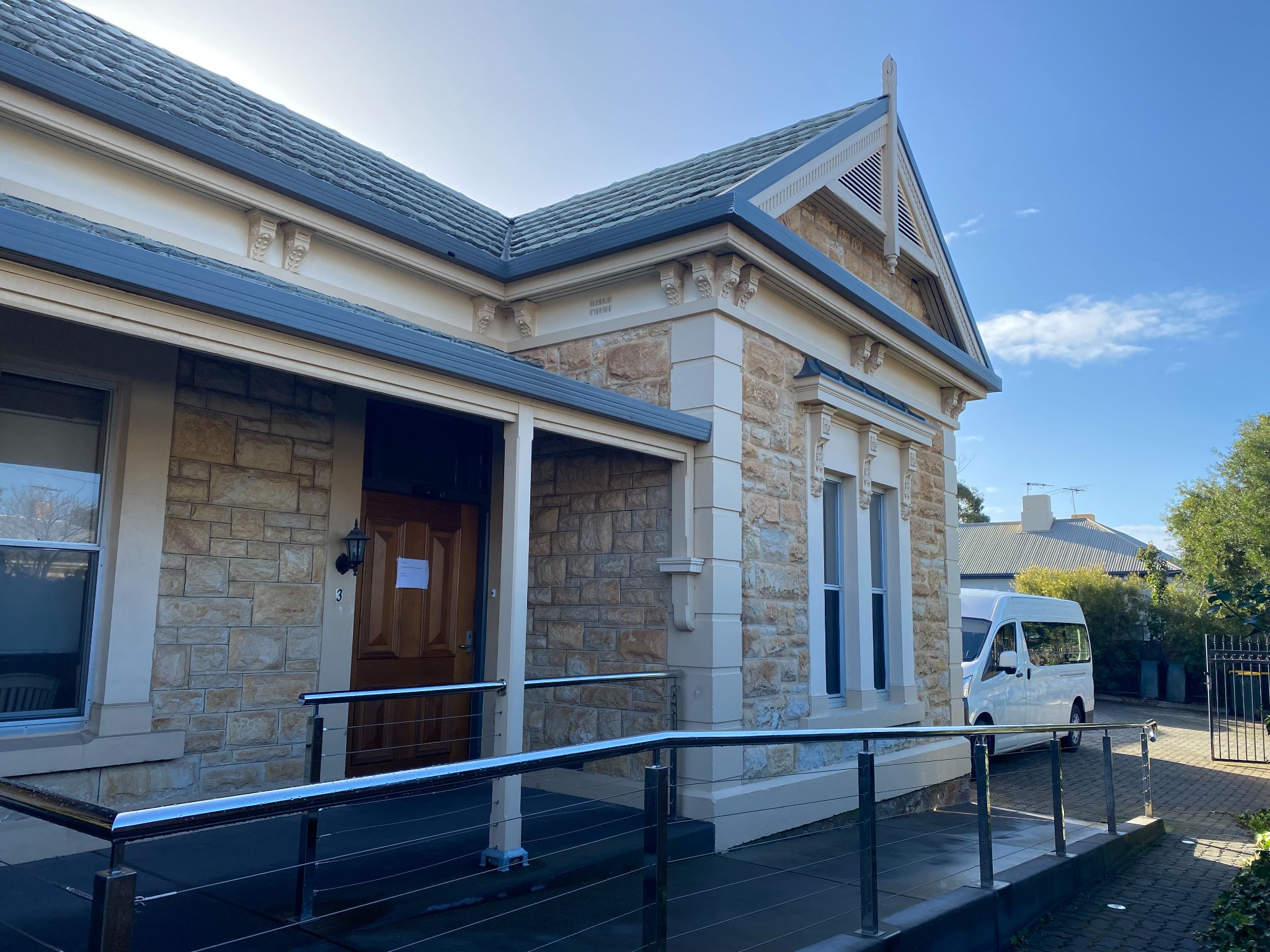 Semaphore 3  frontage closed door  1)