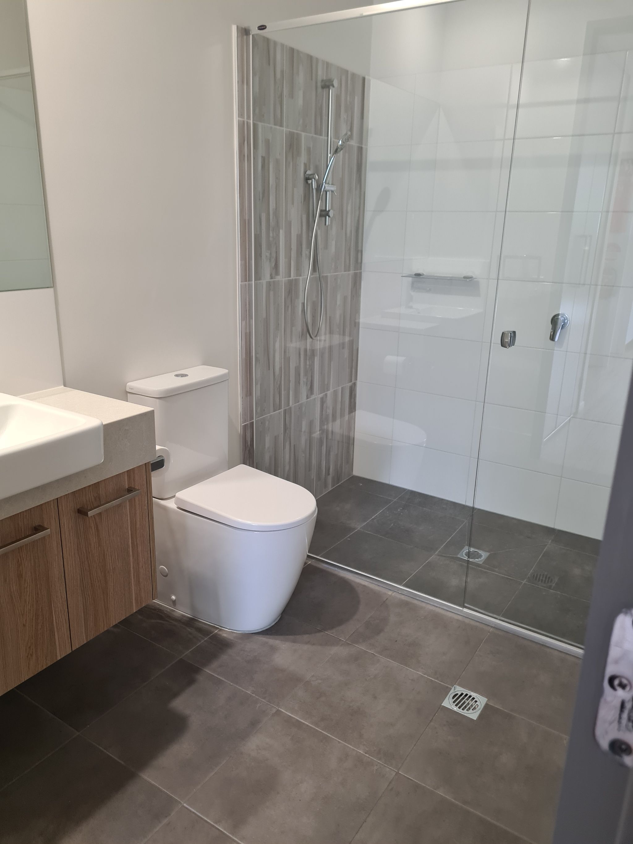 Bathroom  IL) - U2-4 Neridah St