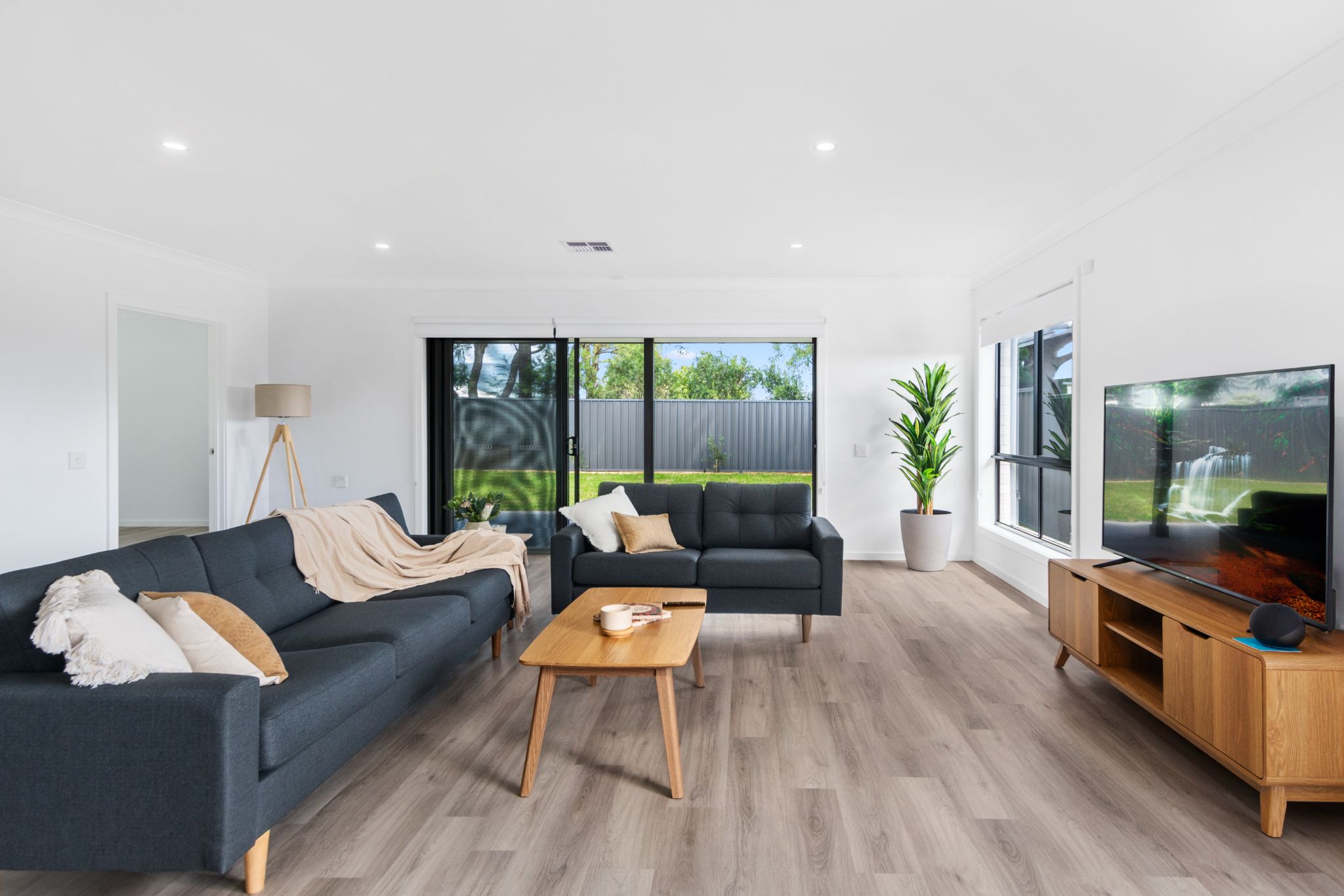 017 Open2view_ID742060-306_Princes_Highway