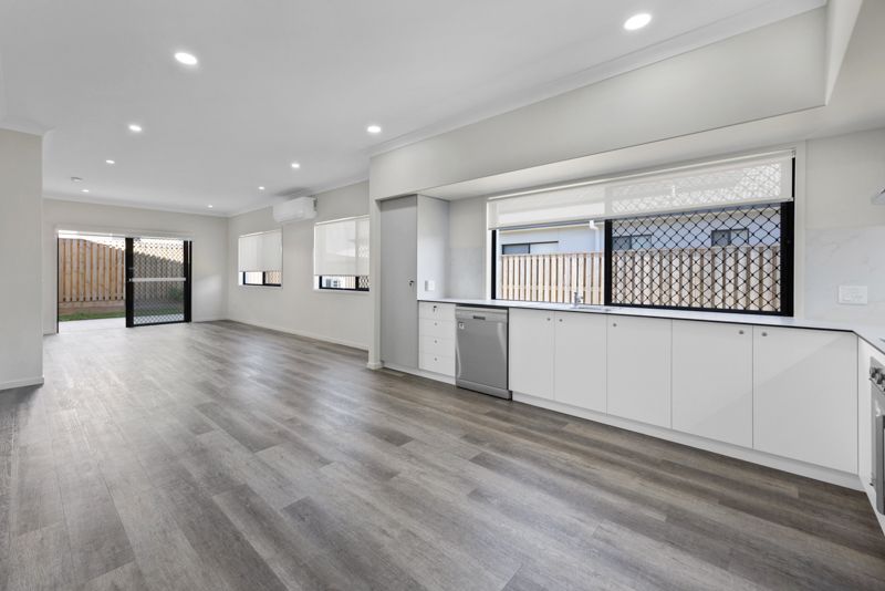 3   Chenoweth Dve 39 - Kitchen Living Dining