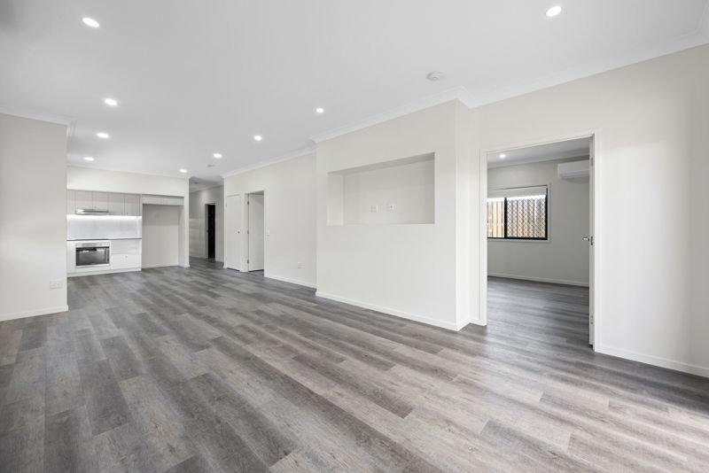 4   Chenoweth Dve 39 - Living to Kitchen