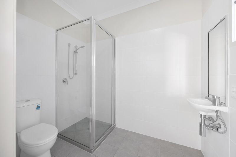 12   Chenoweth Dve 39 - Bathroom