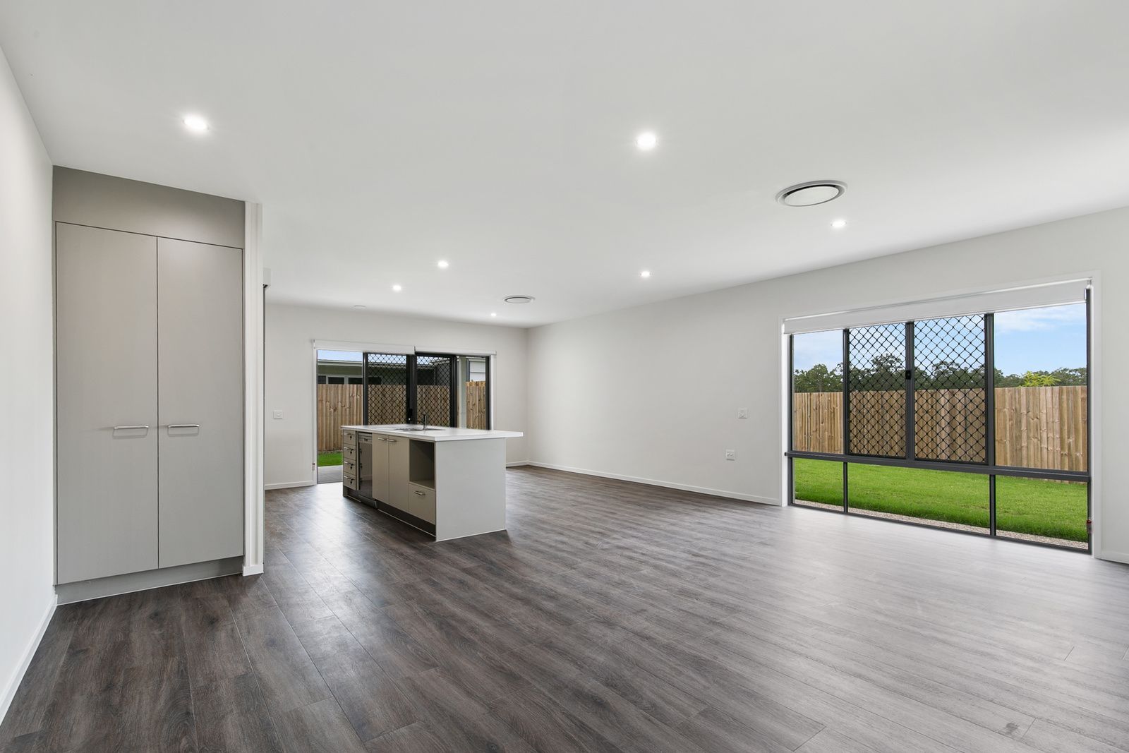 010 Open2view_ID757711-1_Forbes_Court