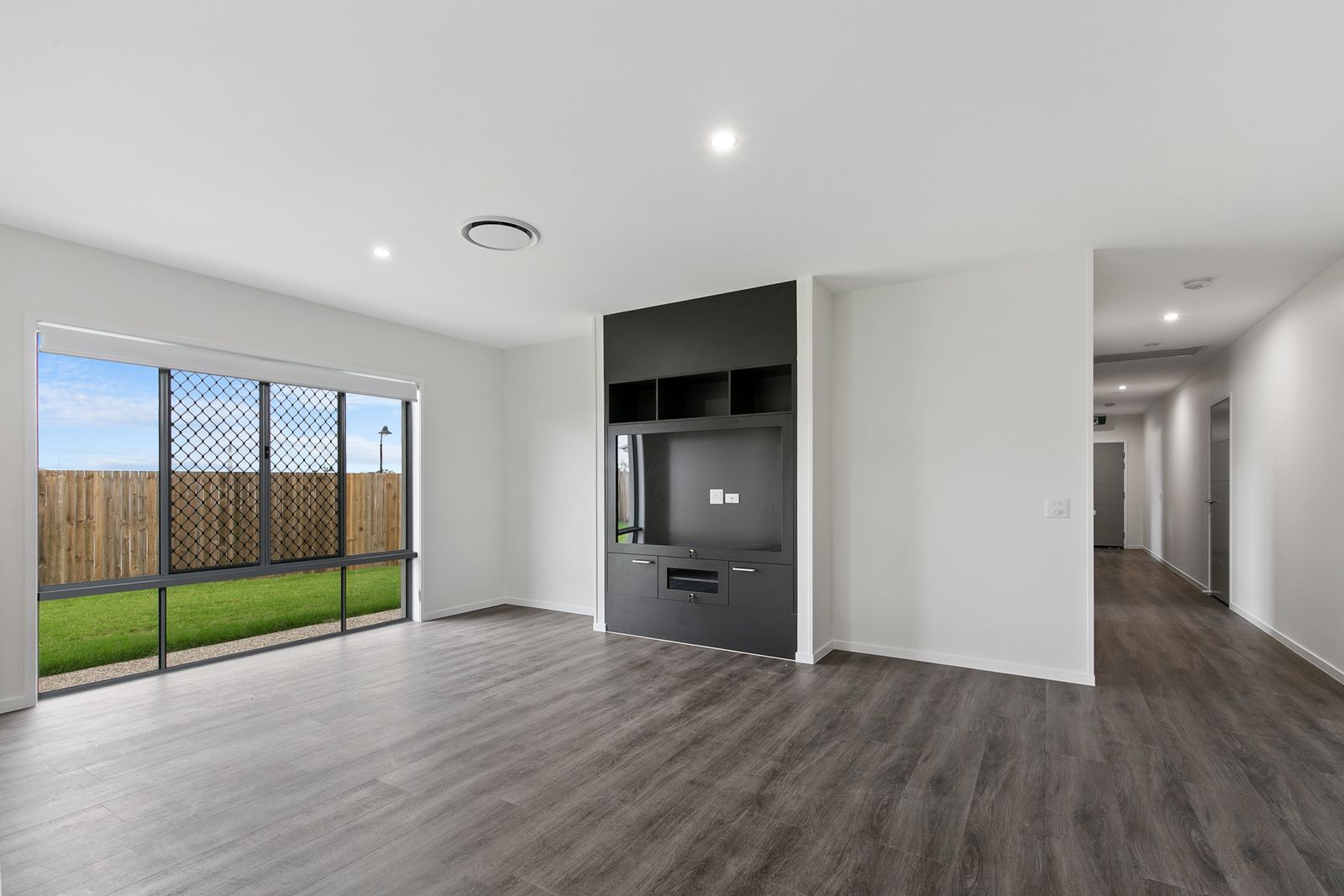 012 Open2view_ID757711-1_Forbes_Court