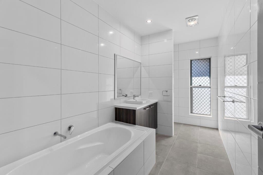 005 Open2view_ID710626-7_Sprite_Way__Brassall