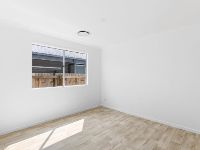 005 Open2view_ID812215-16_Mia_Street