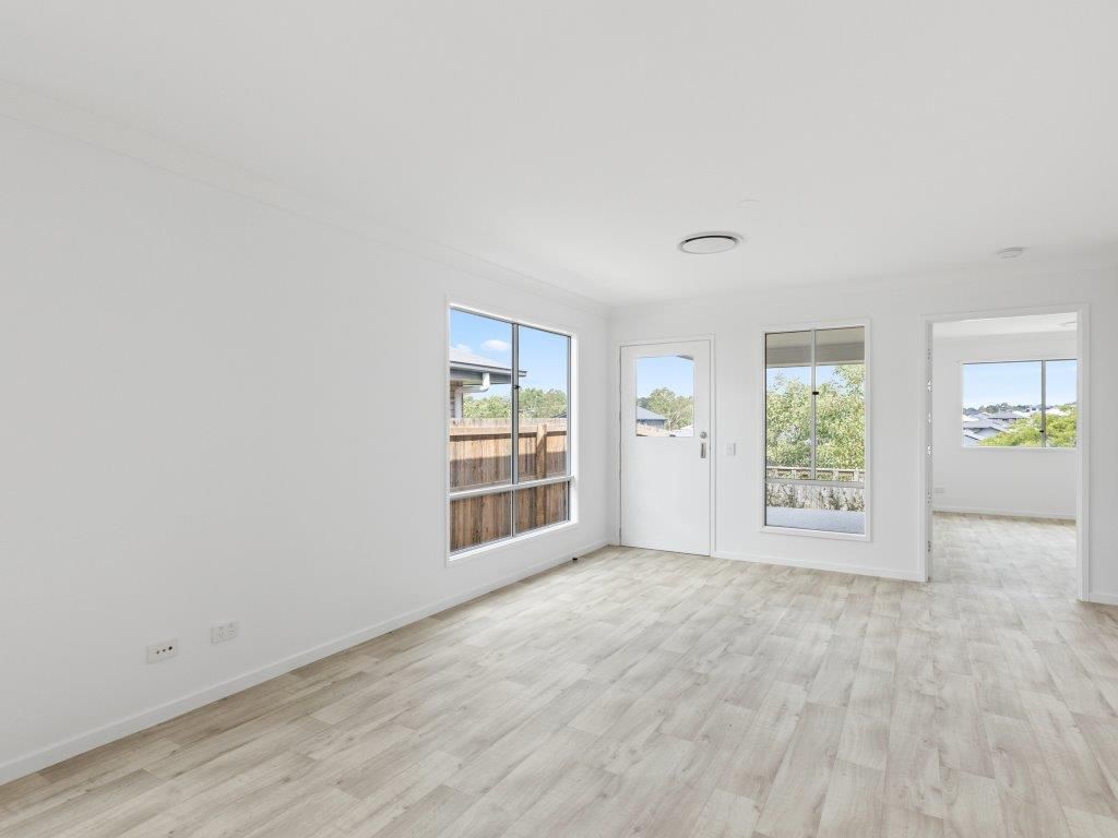 007 Open2view_ID812215-16_Mia_Street