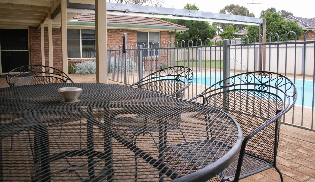 outdoor dining poolside