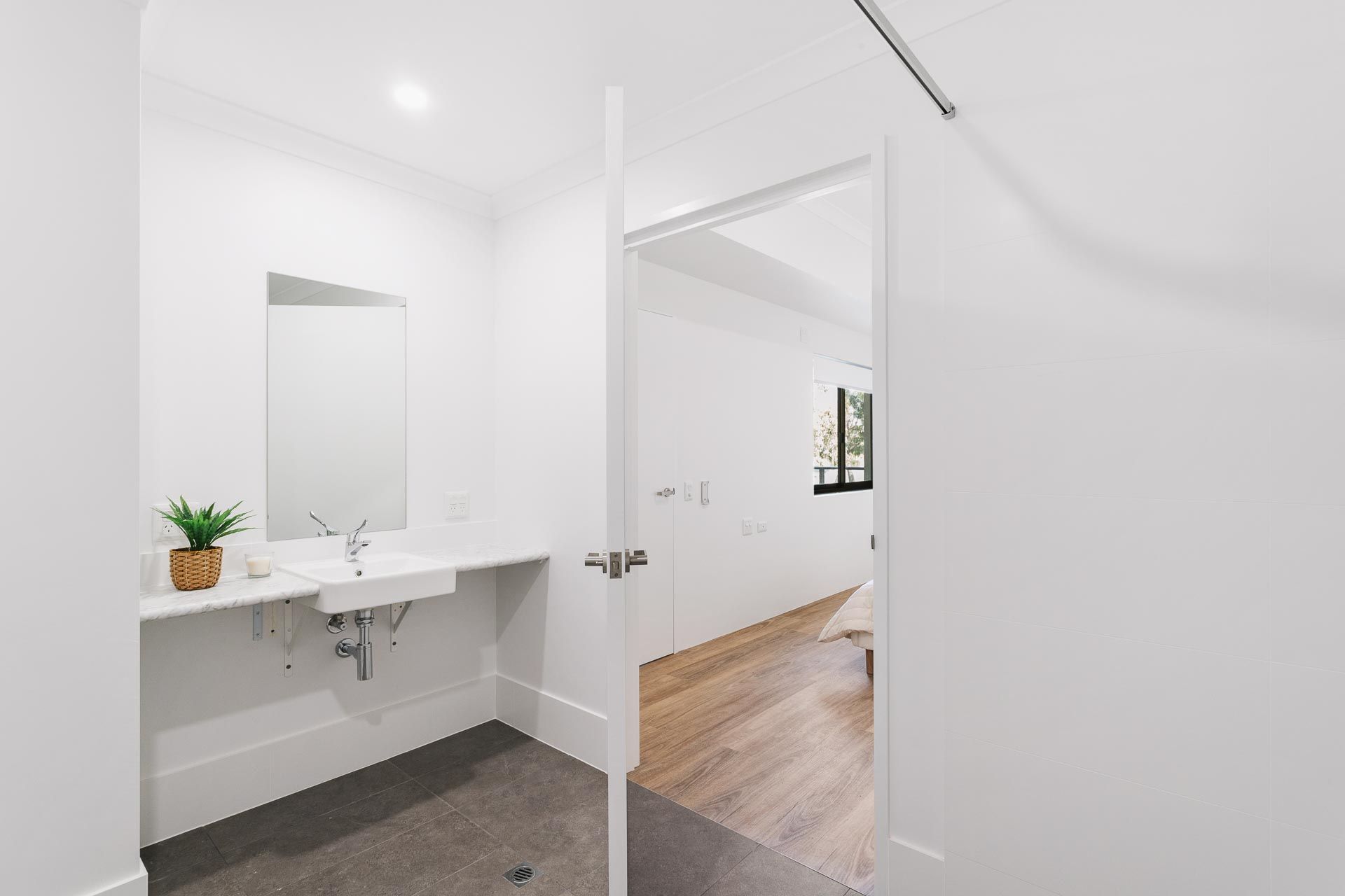 Shoreline Display Unit  10)