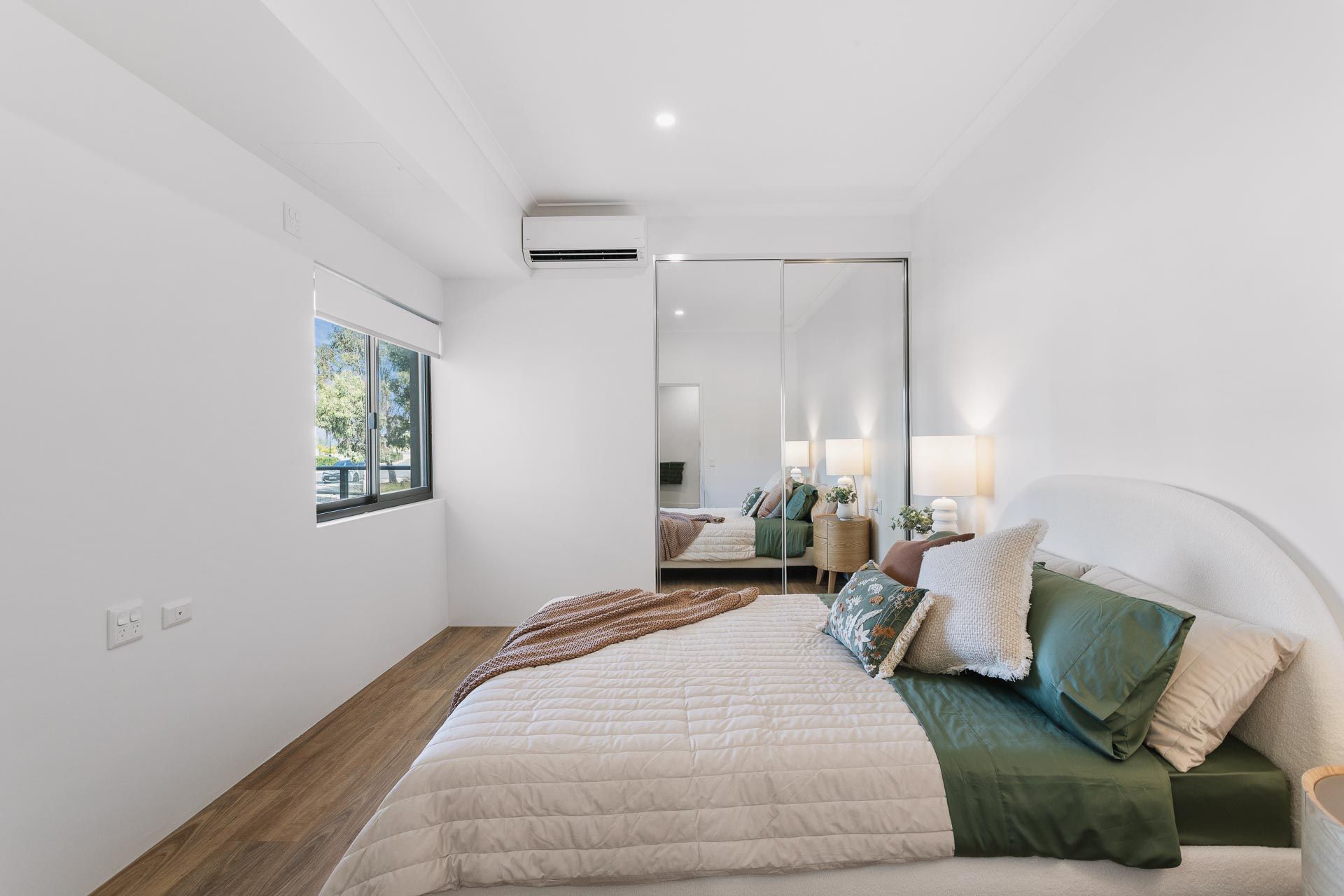 Shoreline Display Unit  9)