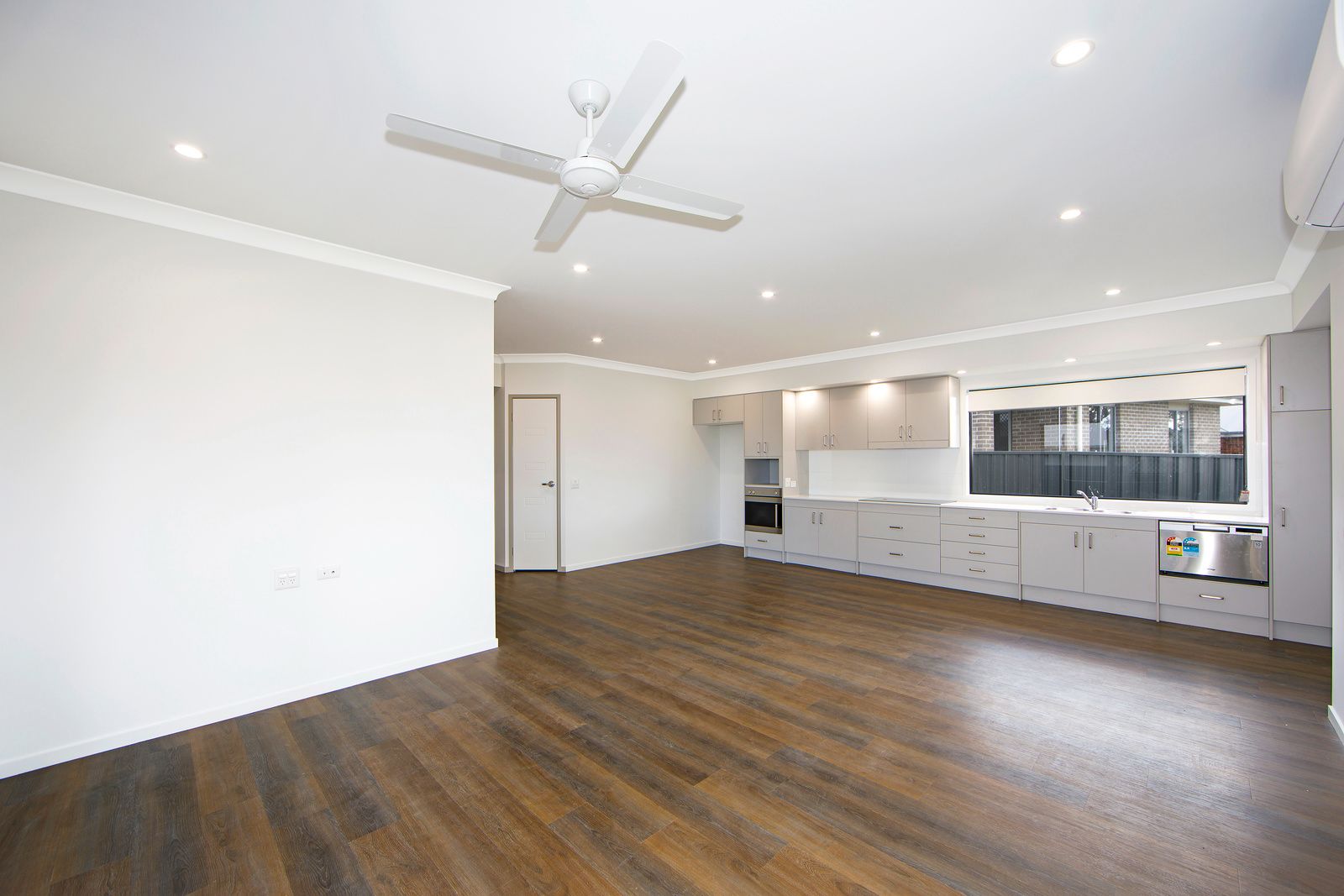 002 Open2view_ID772088-21_Portrush_Avenue