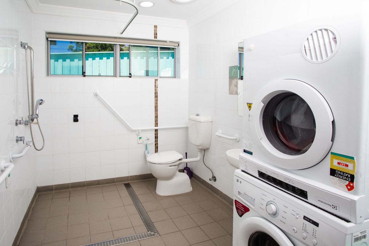 SIL003 LR-Claireville-Villa 3 - Shared Bathroom