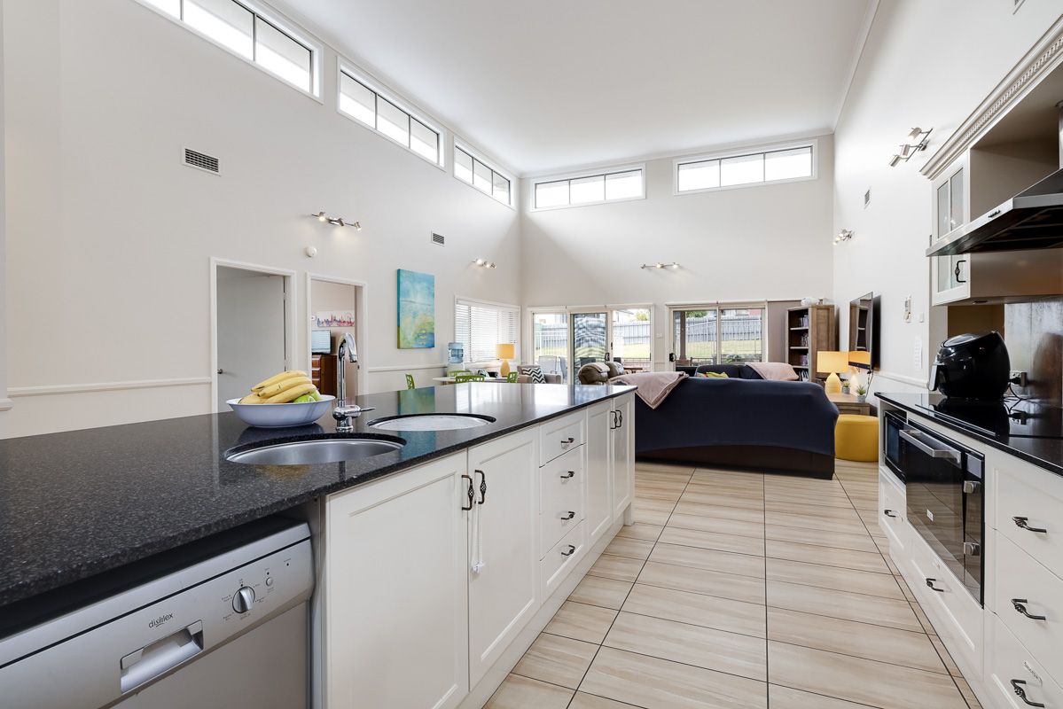 Warners Bay Aruma STA 10