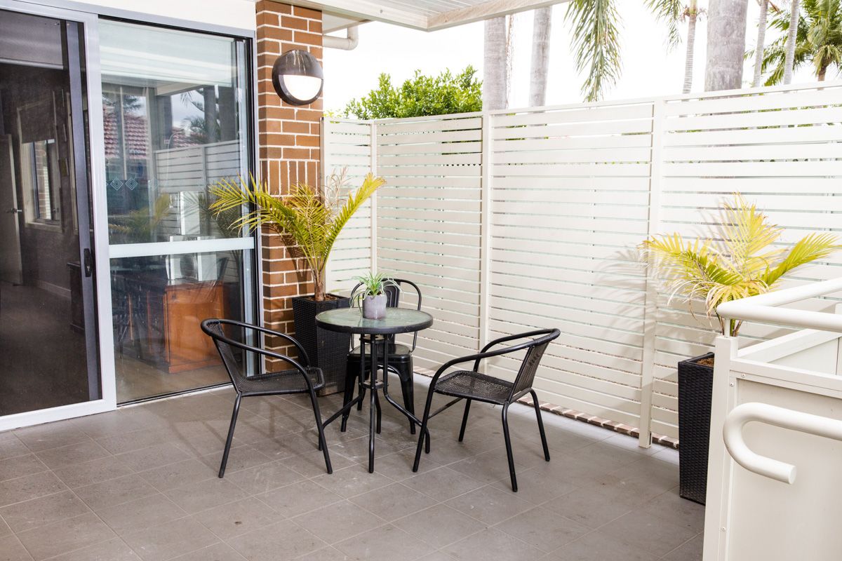 SIL005 LR-Guilford-Villa 2 Outdoor setting-2950