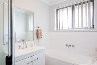 e4c64fbb 51f4-406e-9f18-9dcfc7140bb7-lg-Cameron-Park-Bath-2