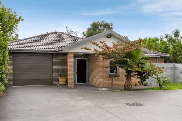 Emu Plains front of house med