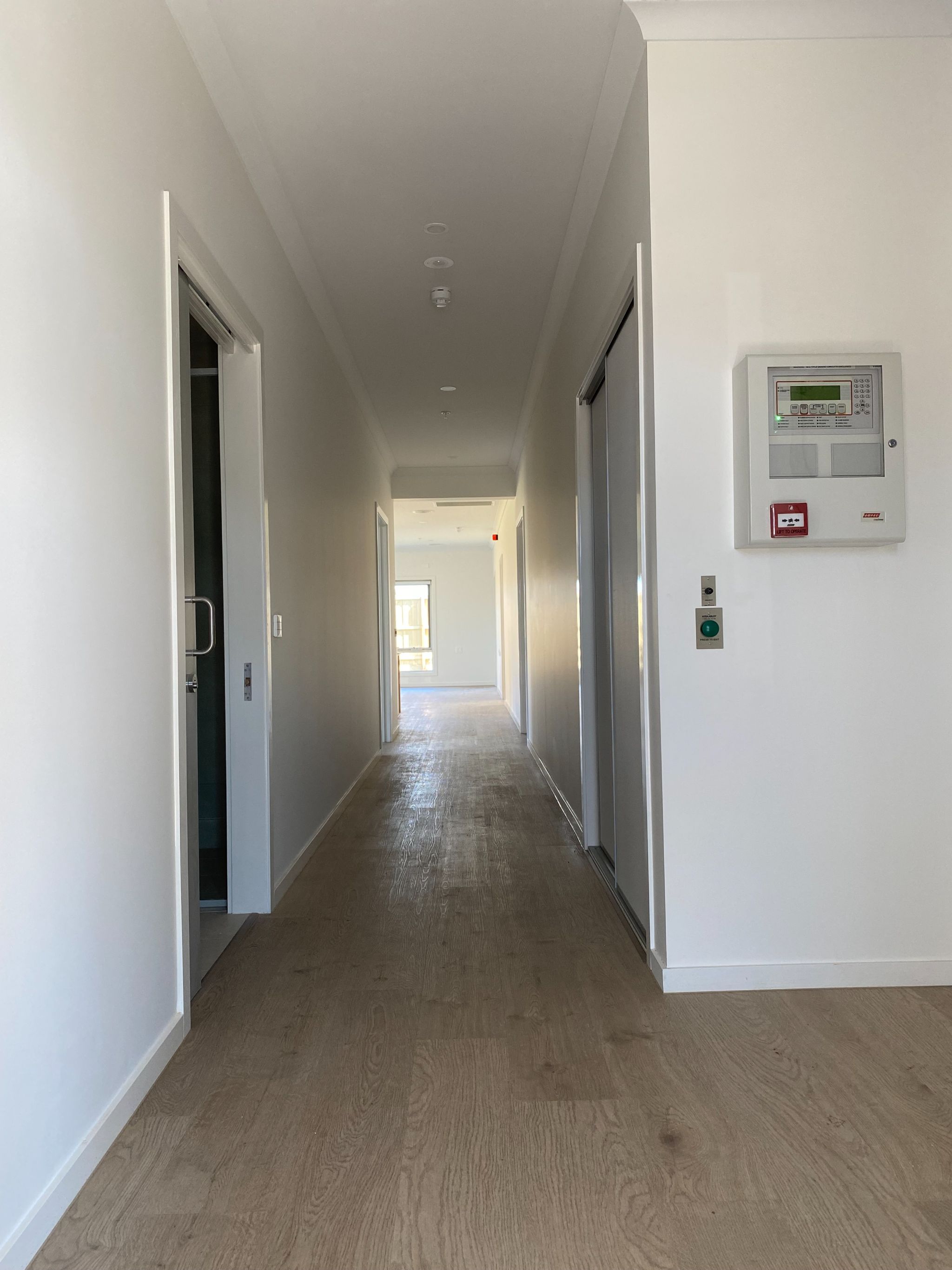 Epping  6 Binap HALLWAY