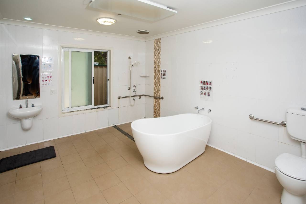 SIL004 LR_Granville_shared Bathroom-5550