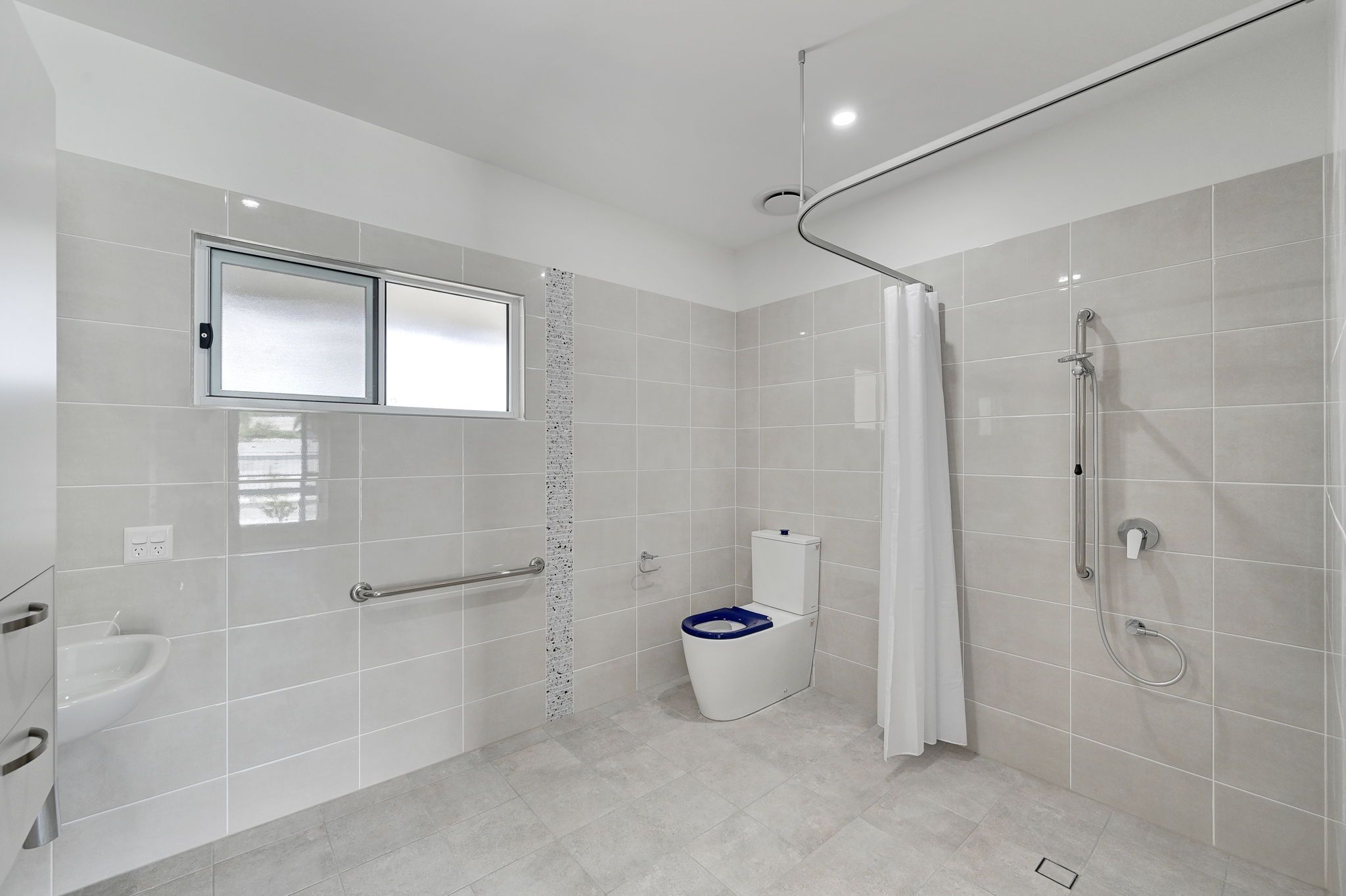 Santal St 31   Ensuite 1